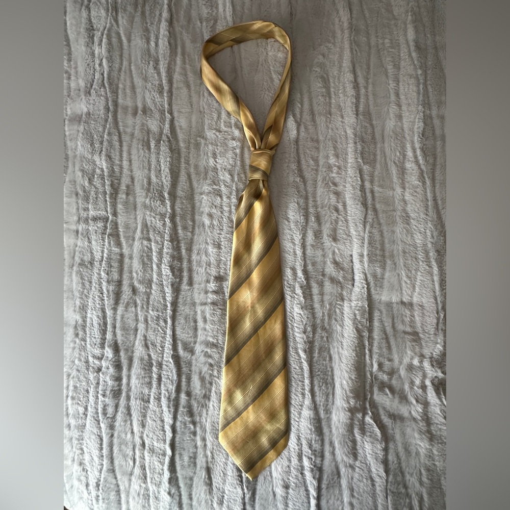 Kenneth Cole Elegant Gold and Black Silk Tie